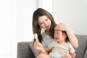 子どもが発熱で泣いている
